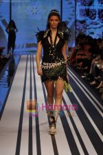Model walks the ramp for Malini Ramani Show at Lakme Winter fashion week day 5 on 21st Sept 2010 (15).JPG